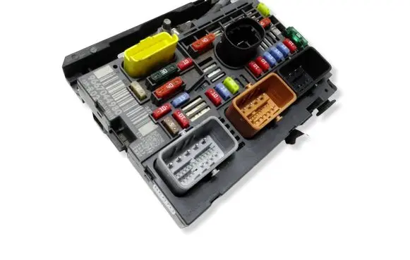 Peugeot 5008 Fuse module 9667044980