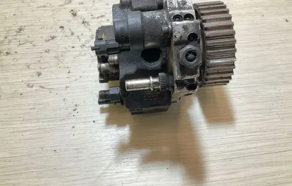Peugeot 207 CC Fuel injection high pressure pump 9651844380 205723 0445010089