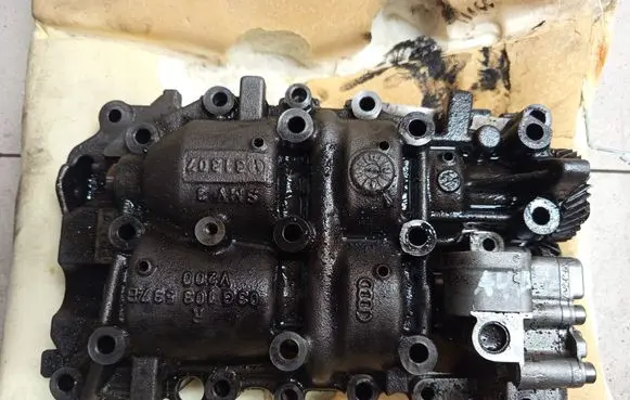 Audi A4 S4 B7 8E 8H Oil pump 03G103537B 03G115105C