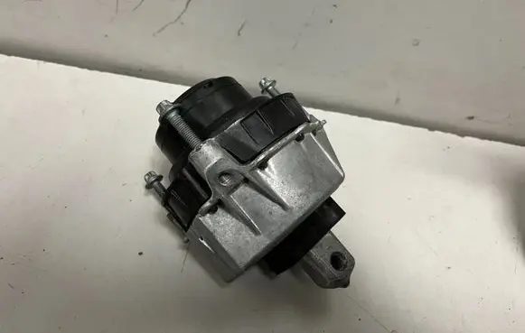BMW 3 G20 G21 Engine mount bracket 7581624