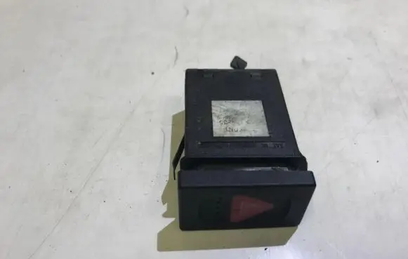 Volkswagen PASSAT B5 Hazard light switch