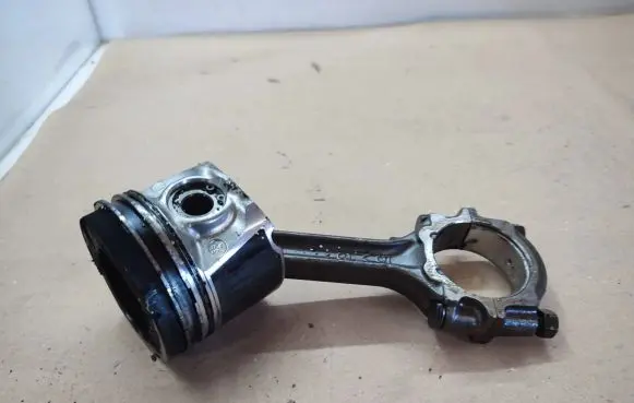 Nissan X-Trail T30 Piston with connecting rod