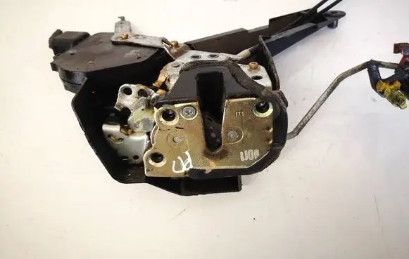 Toyota Corolla Verso E121 Front door lock 
