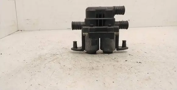 BMW 5 E39 Coolant heater control valve 1147412137 8374995