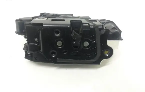 Volkswagen Scirocco Front door lock 5N1837016E