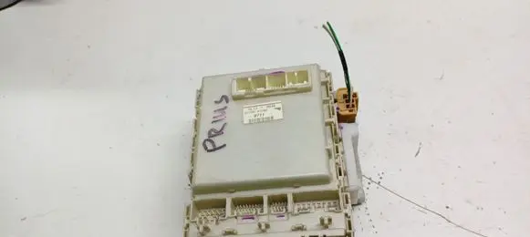 Toyota Prius (NHW20) Fuse module 8273047290