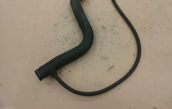 Volkswagen PASSAT B3 Engine coolant pipe/hose 357121101E 16V