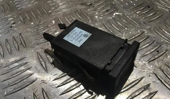 Volkswagen PASSAT B5 Windscreen/window heater switch 3b0959621b