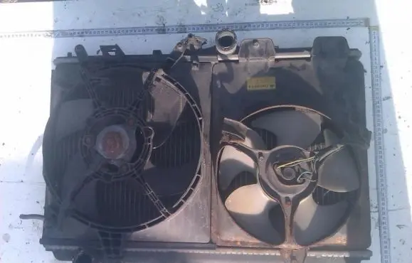 Radiator cooling fan shroud
