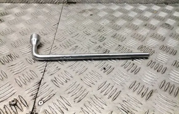 Mercedes-Benz ML W164 Wheel nut wrench a2215810001