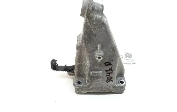 Mercedes-Benz C W205 Engine mounting bracket A2742231004