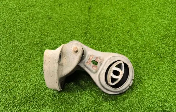 Engine mounting bracket