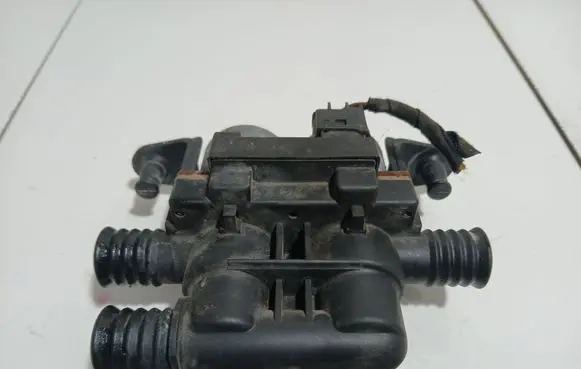 BMW 7 E65 E66 Coolant heater control valve 6908294