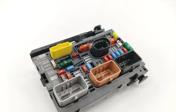 Peugeot 308 Fuse module 9675878480