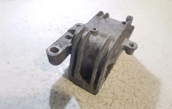 Engine mount bracket