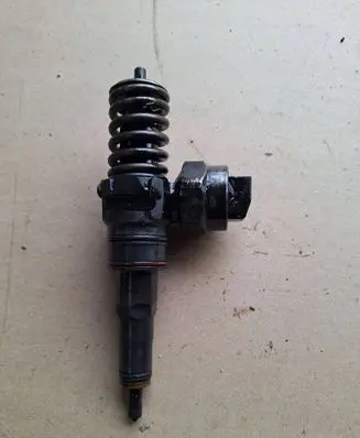 Volkswagen PASSAT B5.5 Fuel injector 038130073AA