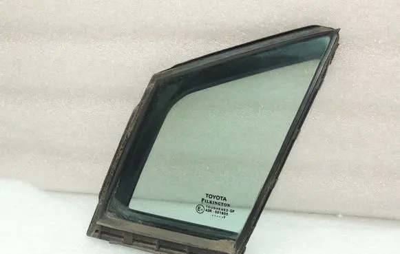 Toyota Avensis T270 Front door vent window glass four-door 6812605010