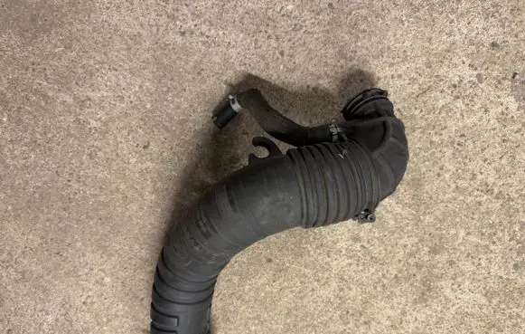 KIA Rio Air intake hose/pipe 28138H8500