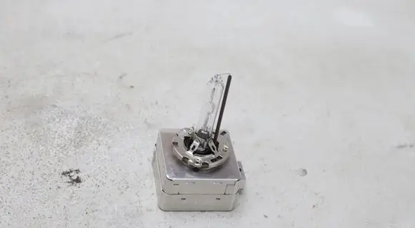 Chrysler Pacifica Xenon bulb 13857900 E1399R00