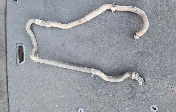 Engine coolant pipe/hose