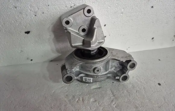 Engine mount vacuum valve