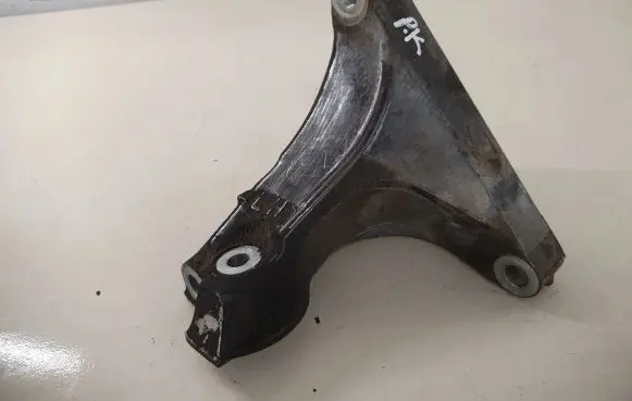 Subaru Outback (BS) Engine mounting bracket