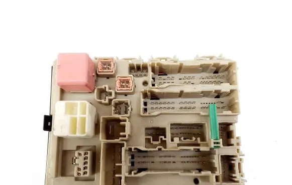 Toyota Verso Fuse module 827300F310A 351114A08
