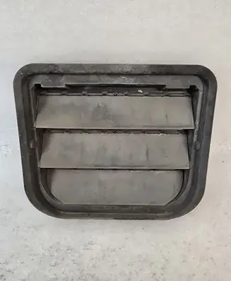 Quarter panel pressure vent
