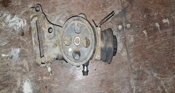 Toyota Avensis Verso Power steering pump 