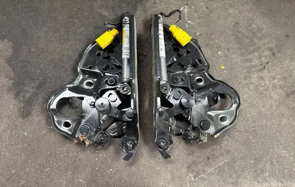Volkswagen Touareg III Engine bonnet/hood hinges 760823301F