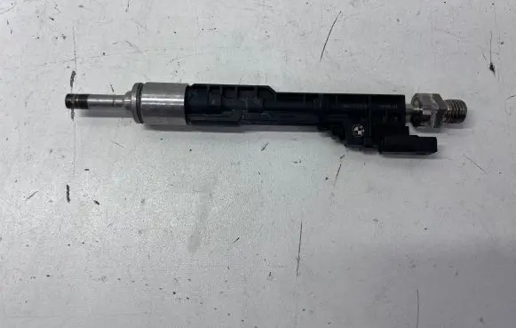 BMW X3 F25 Fuel injector 7597870