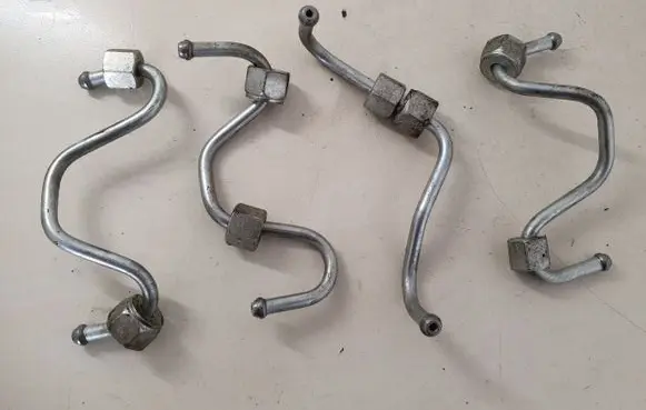 Nissan X-Trail T31 Fuel injector supply line/pipe 