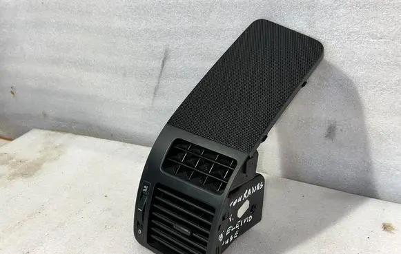 Volkswagen Touran I Dashboard side air vent grill/cover trim 1T0819704A
