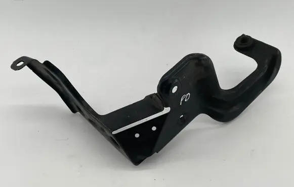 Audi A6 S6 C6 4F Intercooler pipe mounting bracket 4F0145814