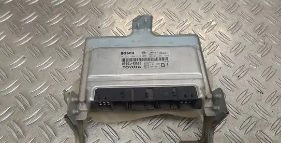 Toyota Corolla E120 E130 Engine control unit/module 8966102B11