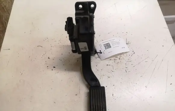 Hyundai Santa Fe Accelerator throttle pedal 327262B900 CAZ0006A2B900