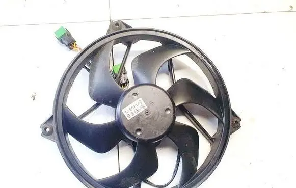 Radiator cooling fan shroud