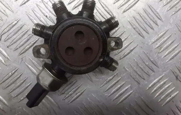 Renault Megane II Fuel distributor 8200379933