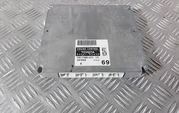 Toyota Avensis T250 Engine control unit/module 8966105690 MB1758006325