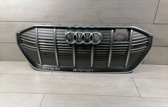 Audi e-tron Front bumper upper radiator grill 4KE853651