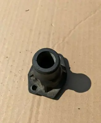 Volkswagen PASSAT B3 Engine coolant pipe/hose 026121145L