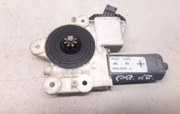 Toyota Avensis T250 Front door window regulator motor 6982005050 994023 010606