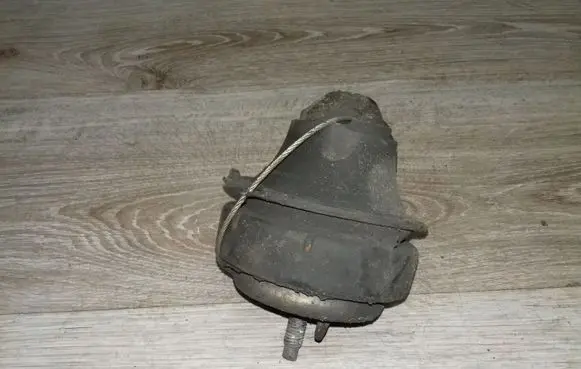 Volvo S60 Engine mount bracket 8683936