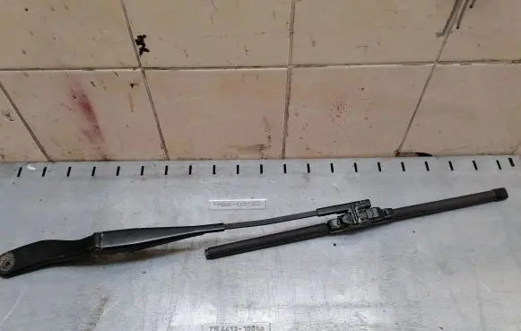 Volvo V50 Front wiper blade arm 30698249