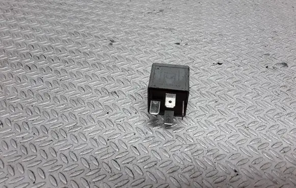 Volkswagen PASSAT B5 Other relay 8D0951253A