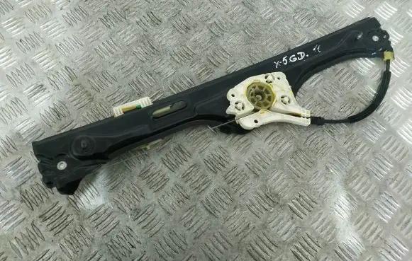 Rear window lifting mechanism without motor