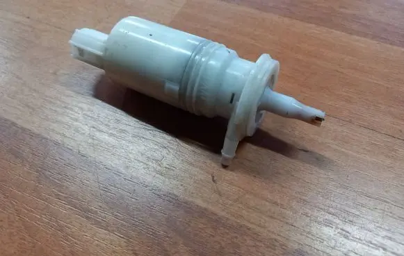 Chrysler Voyager Windscreen/windshield washer pump L2133C 5019245AA