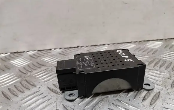 Volkswagen Golf V Aerial antenna amplifier 5M0035570B
