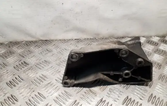 Volkswagen PASSAT B5 Engine mounting bracket 8D0199307J