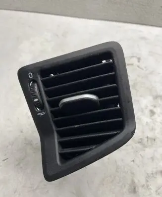 Volvo V70 Quarter panel pressure vent 3409373